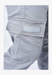 Selezionato, gris clair