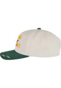 Căciulă de baseball ajustabilă cu un vârf de țesătură crem și margină verde. Prezintă brodat pe față textul 'Pina Pina' în galben. Material texturat.