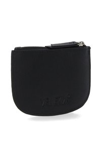 Sort læder møntpose med rund form, lynlås lukning på toppen og præget logo på forsiden. Glat tekstur og minimalistisk design.