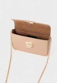Borsa a tracolla in similpelle beige con tracolla in catena dorata, esterno testurizzato e chiusura dorata. L'interno presenta una fodera marrone liscia e uno scomparto per carte.