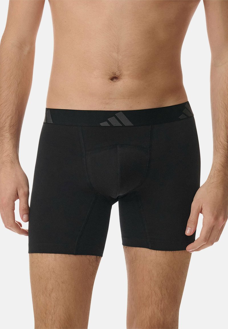 Zwarte atletische boxershorts met een strakke pasvorm, gemaakt van gladde stof. Heeft een zwarte tailleband met subtiele logodetails.