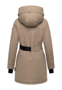 Parka isolante beige avec une grande capuche, taille cintrée, poignets élastiques et un branding discret sur la capuche. Extérieur lisse et résistant à l'eau.