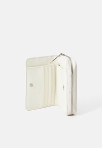 Portafoglio bianco con chiusura a zip, dotato di scomparti per carte e una texture in pelle liscia, caratterizzato da un design minimalista e hardware silver.