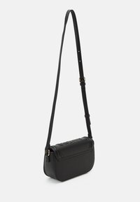 Borsa a tracolla in pelle nera con texture liscia, forma rettangolare, tracolla regolabile e dettaglio con logo in rilievo sulla parte anteriore.