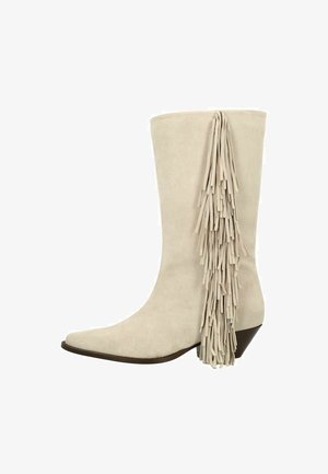 Beige enkelboot van zacht suede met een spitse neus, voorzien van een franjesdetail aan de achterkant en een lage, hellende hak.