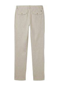 Pantalon beige à jambes droites avec passants de ceinture, deux poches à rabat à l'arrière avec boutons, et un petit détail métallique rond près de la poche droite.