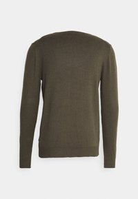 Maglione verde oliva a maniche lunghe visto da dietro, con scollatura rotonda e polsini e orlo a coste.