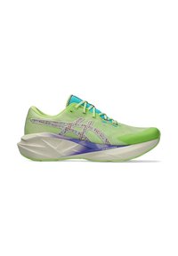 Scarpa sportiva verde e blu con tomaia in rete, pelle testurizzata e un accento viola a contrasto sulla suola intermedia. Presenta lacci integrati.