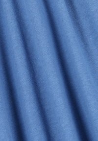 Tissu en coton bleu avec une texture lisse, présentant de légères plis et rides, indiquant sa douceur et sa légèreté.