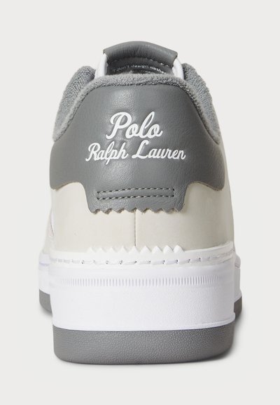 Šedé kožené tenisky s bielou podrážkou, s textúrovaným šedým opätkom a bielym logom "Polo Ralph Lauren". Detail zigzagového prešívania.