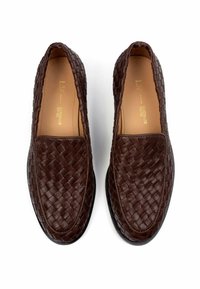 Brązowe, plecione skórzane buty wsuwane z płaską czarną podeszwą, z gładką wewnętrzną wyściółką i okrągłym kształtem noska.