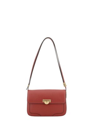 Petit sac à bandoulière en cuir rouge avec rabat et fermoir rectangulaire doré, doté d’une bandoulière ajustable.