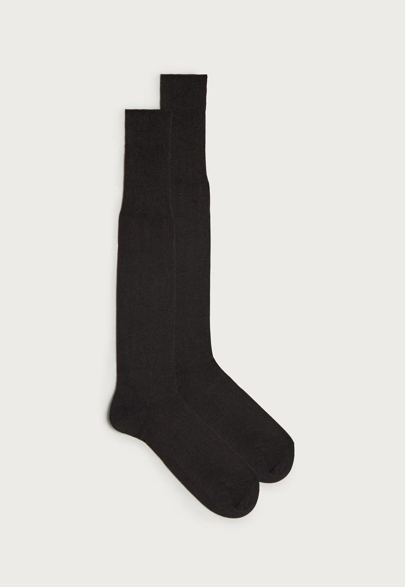 Schwarze, knielange Socken aus weichem Stoff mit glatter Textur und gleichmäßigen Nähten, die ein klassisches Design ohne Muster oder Verzierungen aufweisen.