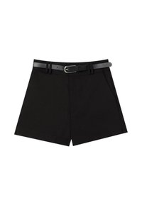 Černé šortky s vysokým pasem, bočními kapsami, poutky na opasek a tenkým černým opaskem se stříbrnou sponou na bílém pozadí.