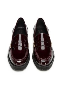 Burgunderrote Lacklederschuhe im Loafer-Stil mit abgerundeter Spitze, dekorativem Riemen und goldfarbenen Akzenten, auf einer klobigen schwarzen Sohle.