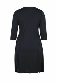 Robe noire mi-longue aux genoux avec manches trois-quarts, cintrée à la taille, vue de dos sur fond blanc.