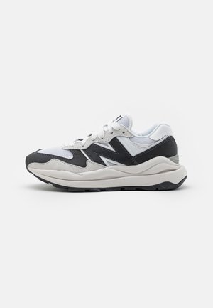 5740 UNISEX - Matalavartiset tennarit - white