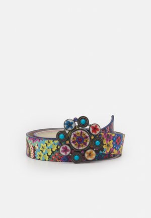 Ceinture colorée à motif floral avec une boucle ronde ornée de fleurs multicolores et de pierres turquoise.