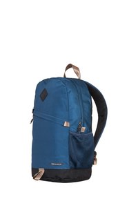 Blauer Stoff-Rucksack mit glatter Textur, gepolsterter Rückseite, Seitentasche aus Netzgewebe, Handgriff oben und kontrastierenden braunen Akzenten.