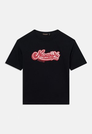 T-shirt noir à manches courtes avec un logo "Napapijri Since 1987" rouge et blanc centré sur la poitrine.