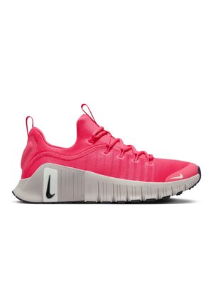 Lyserød atletiksko med hvid opdelt sål, sort Nike-swoosh på hæl og tå samt trækflapper på tunge og hæl.