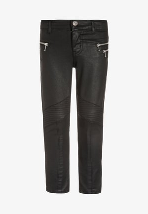 Czarne spodnie z faux skóry z detalami w stylu motocyklowym w okolicy kolan oraz podwójnymi kieszeniami na zamek z przodu, z zapięciem na guzik w talii.