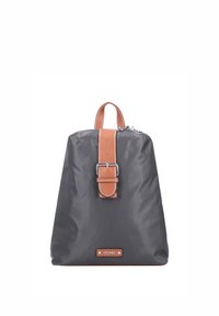 Zaino in nylon grigio con una tracolla in similpelle color cuoio e fibbia argentata. Base piatta, forma rettangolare, con un logo del marchio sul davanti.