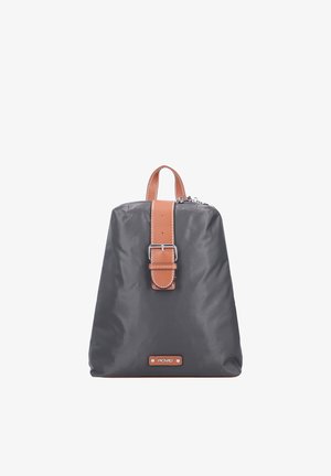 Sac à dos en nylon gris avec une sangle en simili cuir camel et une boucle argentée. Base plate, forme rectangulaire, avec un logo de la marque sur le devant.