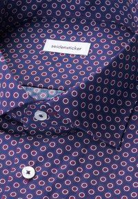 Camicia navy con bottoni, decorata con un motivo circolare bianco e rosso. Presenta un colletto classico e un'etichetta Seidensticker cucita all'interno.