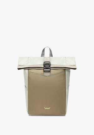 Rolltop-Rucksack aus hellblauem und olivgrünem Nylon. Verfügt über einen Verschluss mit Schnalle, eine Seitentasche und ein Logo am unteren Ende. Glatte Textur.