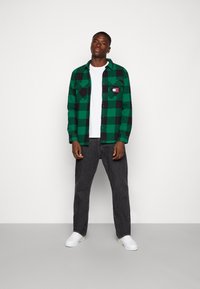 Tommy Jeans - SHERPA OVERSHIRT - Välikausitakki - dark turf green Pienoiskuva 1