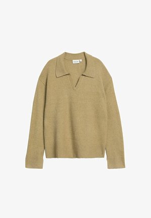 Beżowy sweter z prążkowanym kołnierzem i mankietami, z dekoltem w serek i lekko oversize'owym krojem. Wykonany z miękkiego, teksturowanego materiału.