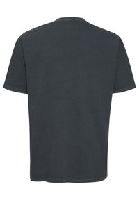 Tmavě šedé bavlněné tričko s krátkým rukávem, kulatým výstřihem a jednoduchým, nezdobeným designem zad. Textura vypadá měkce a hladce.