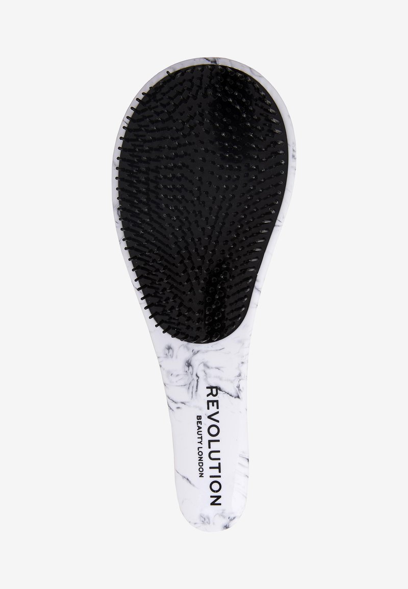 Spazzola per capelli in plastica nera con manico a motivo marmo bianco. Le setole sono corte e in gomma, migliorando la presa e il comfort.