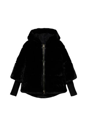 Czarna kurtka z kapturem wykonana z futra ekologicznego, zapinana na zamek, z szerokimi rękawami i ściągaczami przy mankietach. Posiada gładką, wewnętrzną podszewkę oraz lekko zaokrąglony dół.
