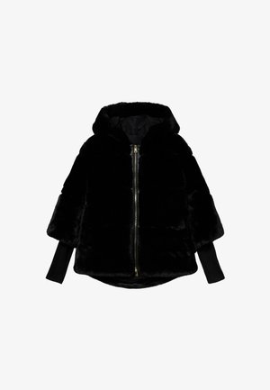 Czarna kurtka z kapturem wykonana z futra ekologicznego, zapinana na zamek, z szerokimi rękawami i ściągaczami przy mankietach. Posiada gładką, wewnętrzną podszewkę oraz lekko zaokrąglony dół.