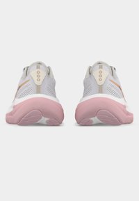 Ζευγάρι ανοιχτόγριζα παπούτσια τρεξίματος με ροζ σόλες, εμφανιζόμενα από πίσω, με οπές εξαερισμού και μπεζ λεπτομέρειες σε λευκό φόντο.