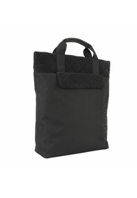 Bolsa tote negra hecha de material duradero con un panel superior acolchado, asas dobles y una solapa frontal. Presenta un logotipo grabado en el lateral.