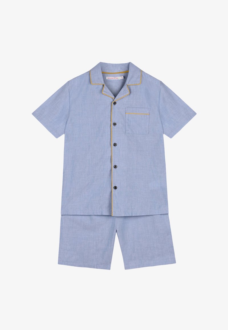 Ensemble composé d'une chemise à manches courtes bleu clair à boutons assortis et d'un short, avec des bordures jaunes sur le col, la ligne de boutons et le bord de la poche poitrine.