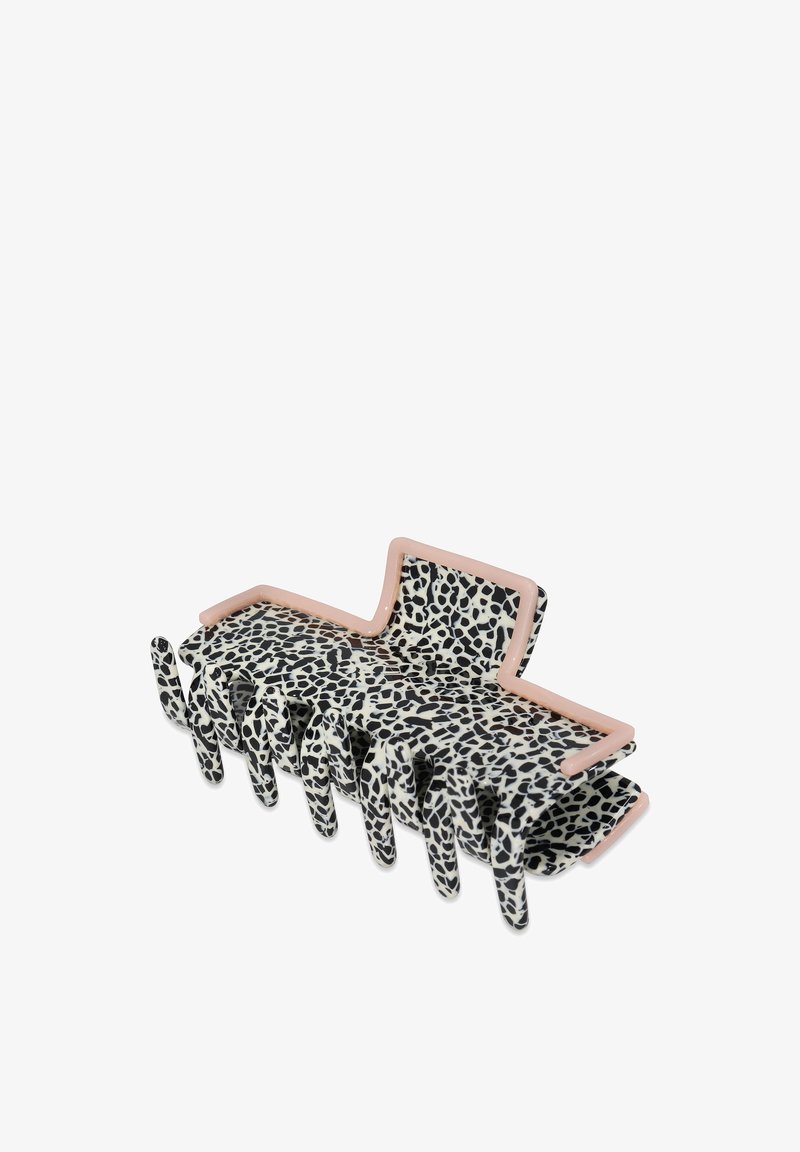 Haarclip in wit met zwart luipaardprint, met een roze accent langs de randen en meerdere gripstekels voor een veilige grip.