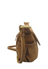 Sac à main en cuir tissé marron avec une base arrondie, des accents en suède beige, des accessoires en or et une fine sangle. Présente un tissage texturé sur le corps.