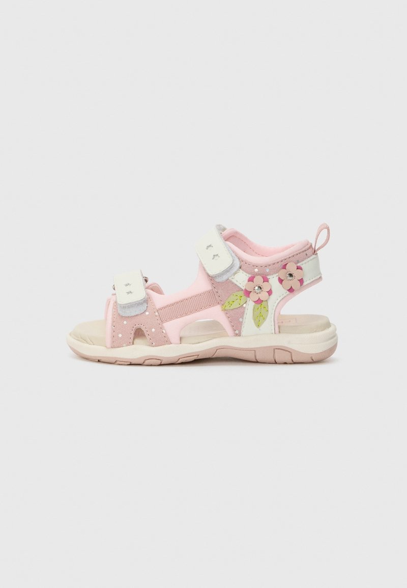 Sandale rose et blanche pour tout-petit avec deux brides Velcro et décorations florales sur le côté, dotée d'une semelle rembourrée et d'orteils ouverts.