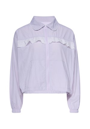 Hellviolette Jacke mit langen Ärmeln, Frontreißverschluss, elastischen Bündchen, geschwungenem Kragen und weißer Spitzenrüsche über der Brust.