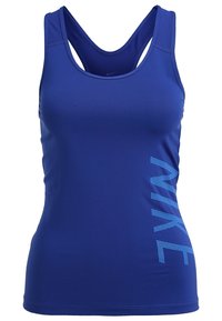 Top tecnico sportivo blu realizzato in tessuto elasticizzato, con un design a schienale scoperto e la scritta "NIKE" in stampa a puntini sul lato destro.