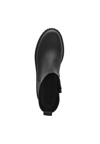Stivale ankle in pelle nera con finitura liscia, punta arrotondata, suola piatta e una linguetta sul retro per facilitare indossarlo e toglierlo.