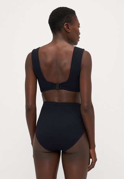 Costume da bagno due pezzi nero con top strutturato e di supporto con spalline larghe e un fondo a vita alta per una vestibilità snella.
