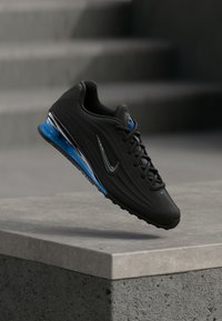 Unselected, black/off noir/blue hero