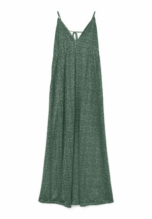 Zaļa mežģīņu maxi kleita ar V veida kakla izgriezumu, regulējamiem spageti plecu siksniņām un sarežģītu apļa rakstu visā audumam.