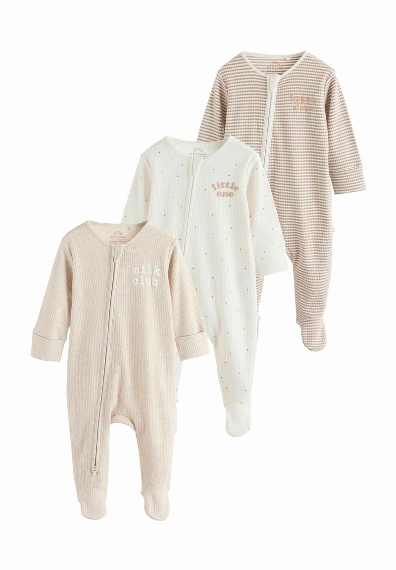 Trzy niemowlęce body z miękkiego materiału: jedno kremowe w groszki, jedno beżowe z nadrukiem „milk club” oraz jedno w paski w beżowo-brązowym wzorze.