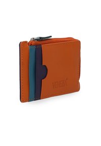 Læderpung i orange med teal- og lilla detaljer, har en lynlåslomme og kortpladser, præget logo på forsiden.